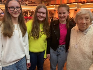 Schülerinnen der LvK-Realschule mit der Holocaust-Überlebenden Fanny Ben-Ami